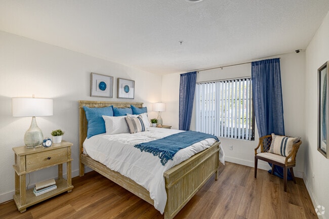 2BR, 2BA - 998SF - Bedroom