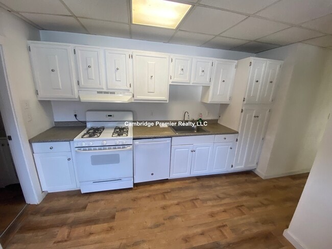 Building Photo - 46 Almont St Unit 3r