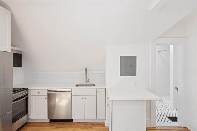Photo - Fall 2026 Pre-Lease RENOVATED STUDIO Apart... Unit 1620 Walnut St #2