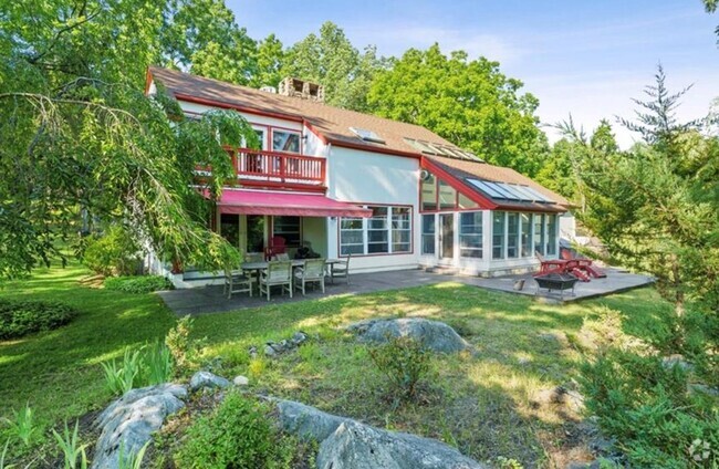 Building Photo - 32 Newport Bridge Rd Rental