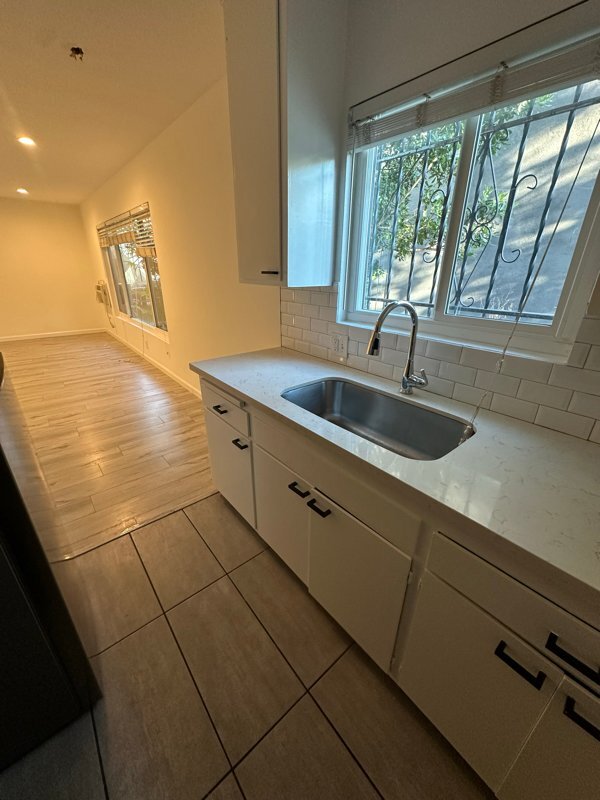 Photo - 7555 De Longpre Ave Unit 3