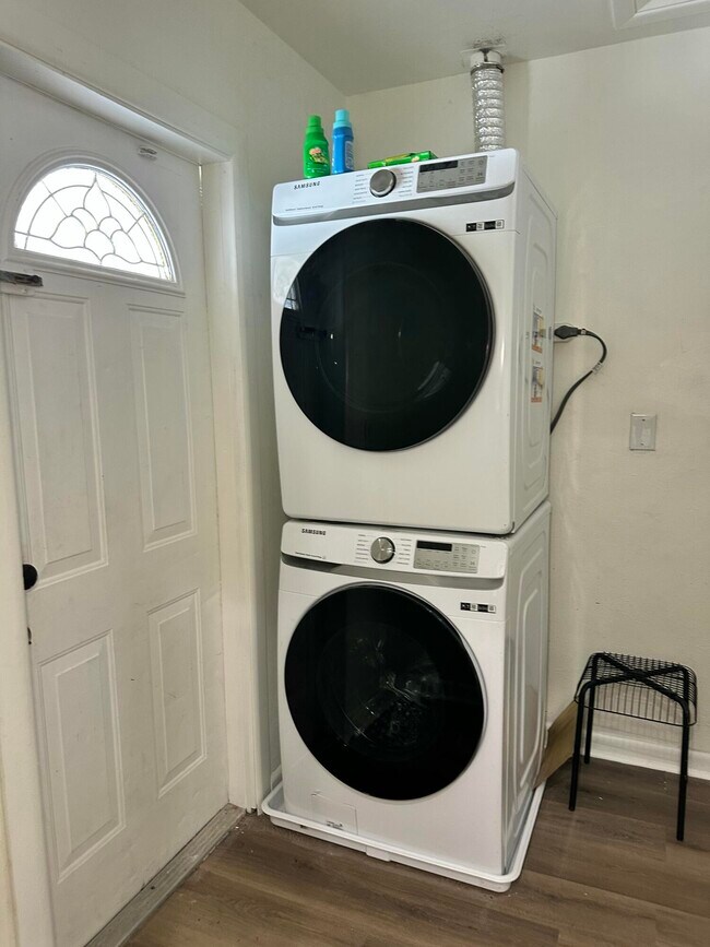 Photo - 913 N B St