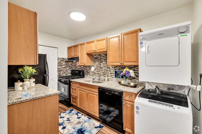 2BR, 1BA - 881SF - Maple - Kitchen