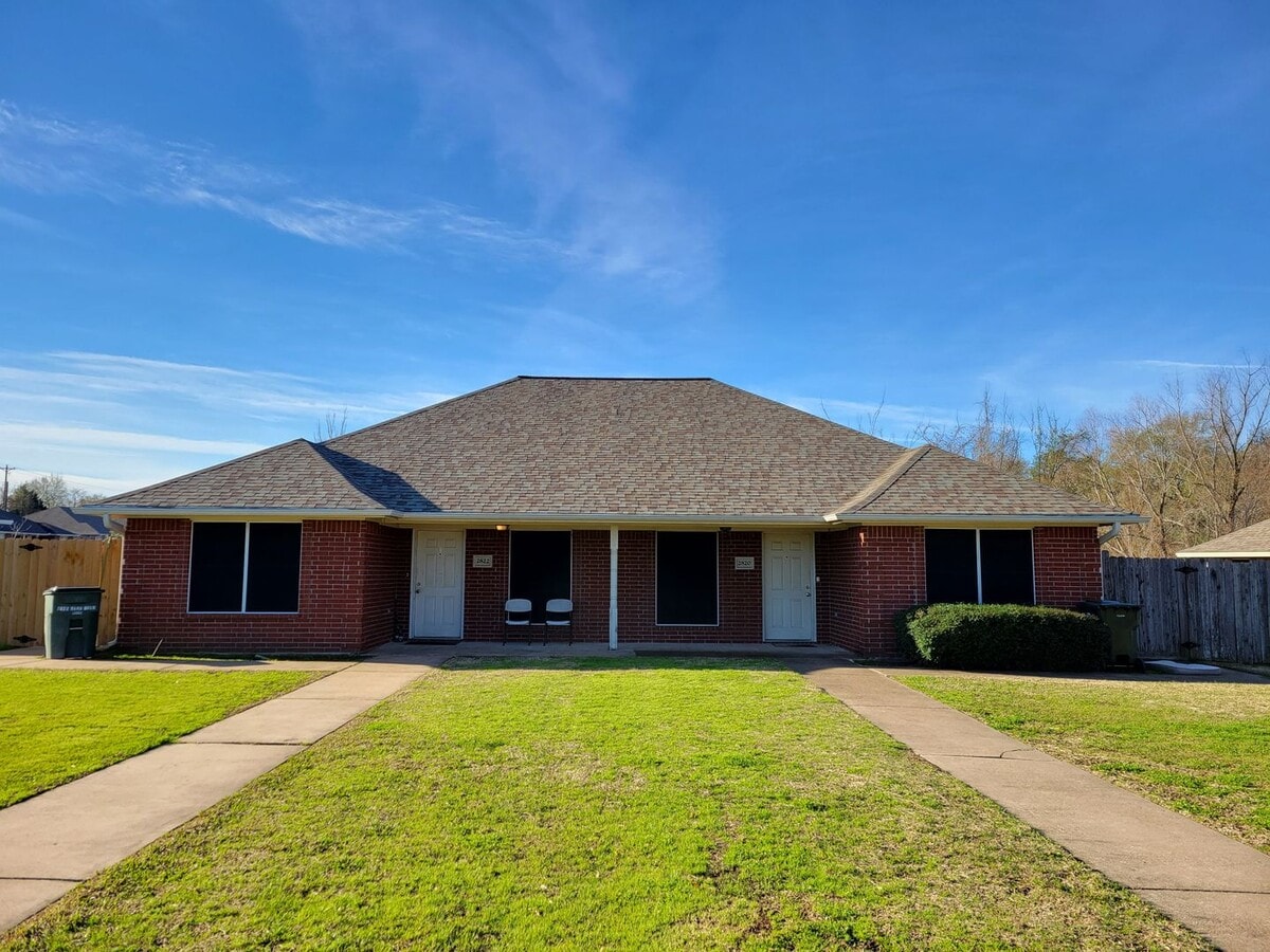 Bryan, West side - 3 bedroom / 2 bath duplex with fenced in yard. - Bryan, West side - 3 bedroom / 2 bath duplex with fenced in yard.