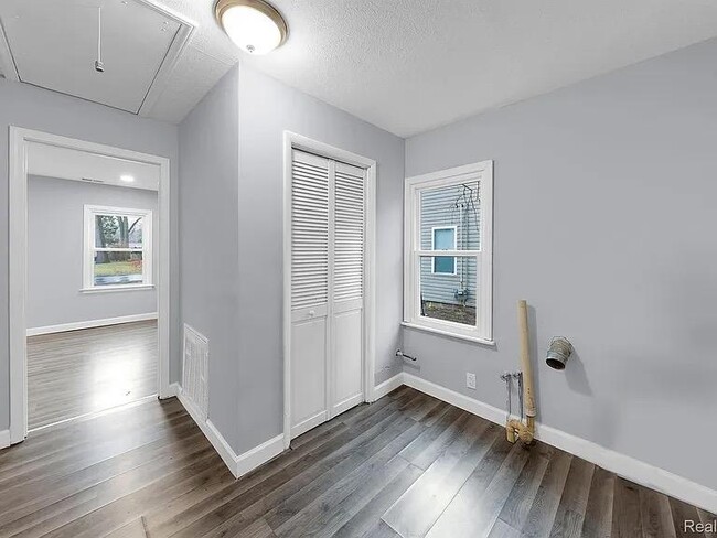Photo - 20450 Midway Ave