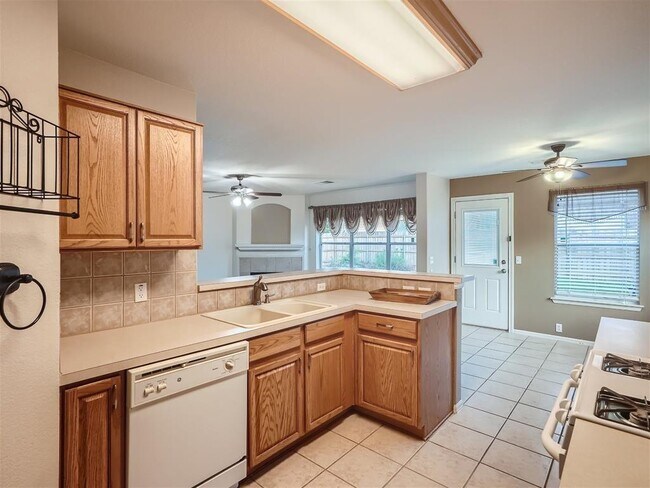 Photo - 215 Spruce Dr