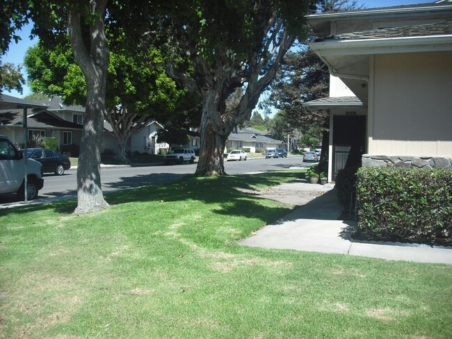 Building Photo - Nicely Upgraded Corner Townhouse
