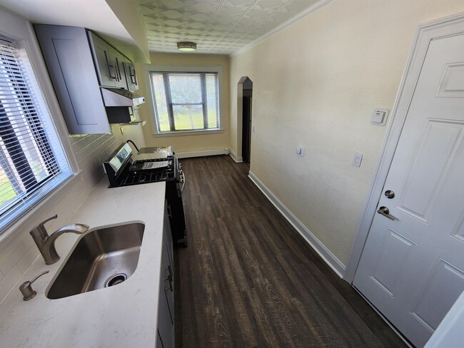 Building Photo - 432 Broad Ave Unit 2 Rear Rental