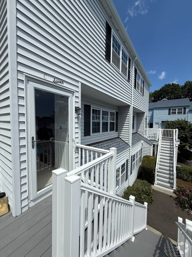 Building Photo - 14 1/2 Fairview Ave Unit C7 Rental