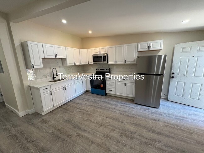 Building Photo - 216 E Broadway Unit Apartment B