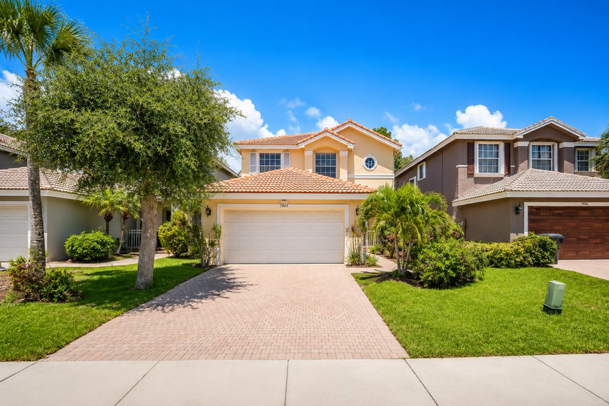 5477 Queenship Ct