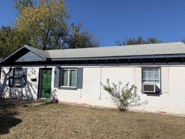 Building Photo - 3633 Mistletoe Ave