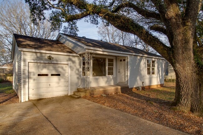 Photo - 2/1 Close to everything!!