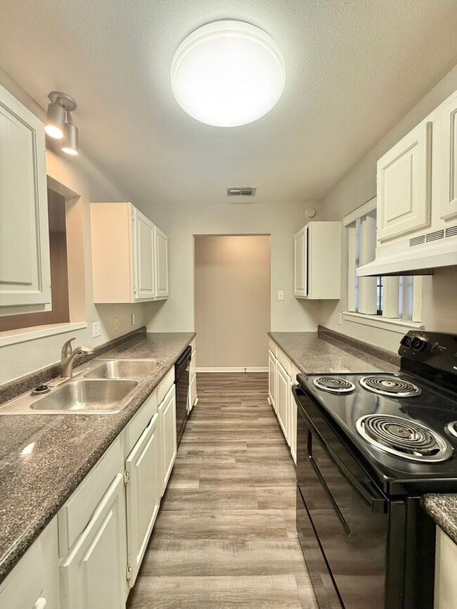 Photo - Tour Today! Stunning 3 Bedroom, 2 Bathroom Duplex in Tyler!