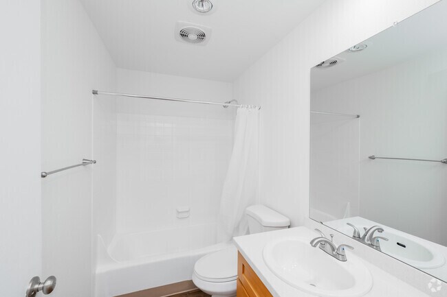 2BR, 2BA - 964SF - Bathroom