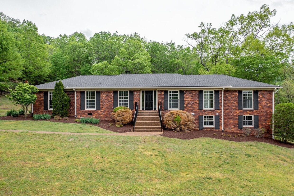 Hilltop Luxury Near Radnor Lake – Spacious... - Hilltop Luxury Near Radnor Lake – Spacious...