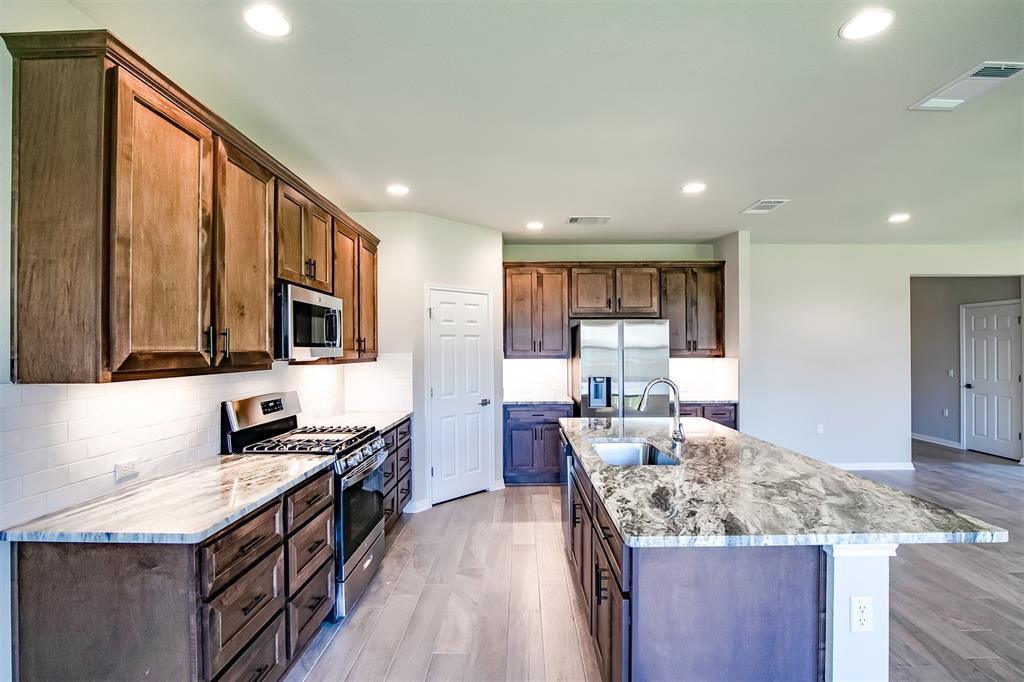 Photo - 837 Falkland Trace