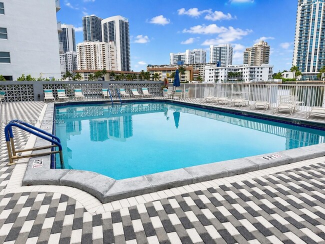 Photo - 137 Golden Isles Dr Unidad 912