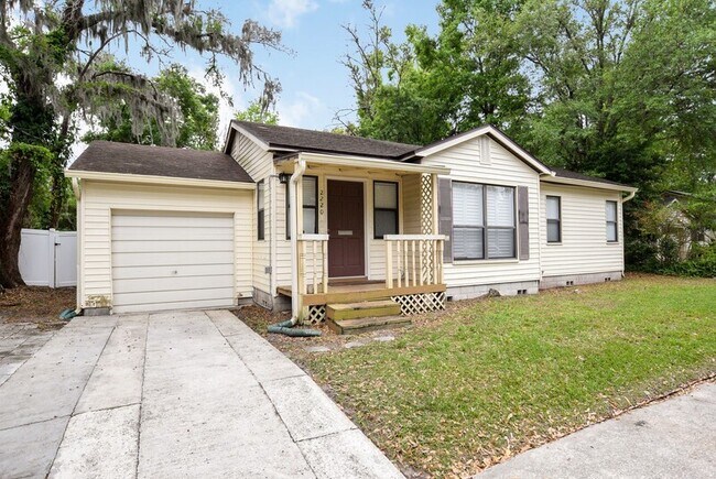 Photo - 2220 Corrine Dr