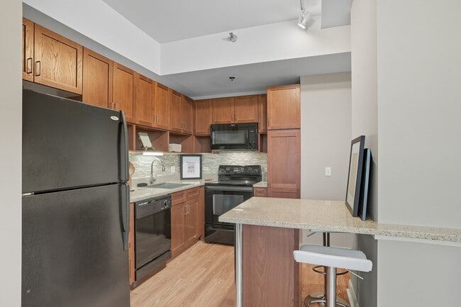 Photo - 12 E Lake St