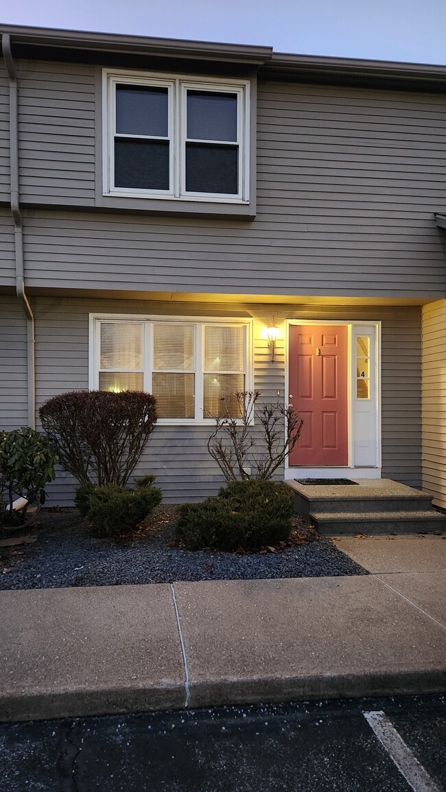 2 bed 3 level Townhouse - 1143 Main Ave Townhome