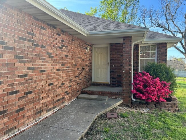 Building Photo - COMING SOON! All-Brick Duplex near Nixa High School