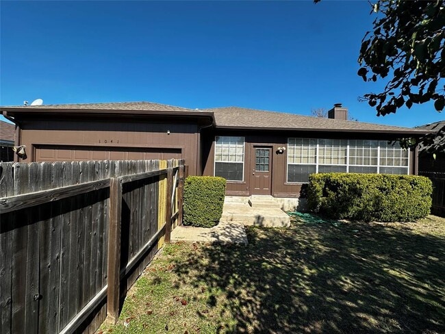 Photo - 1041 Disraeli Cir