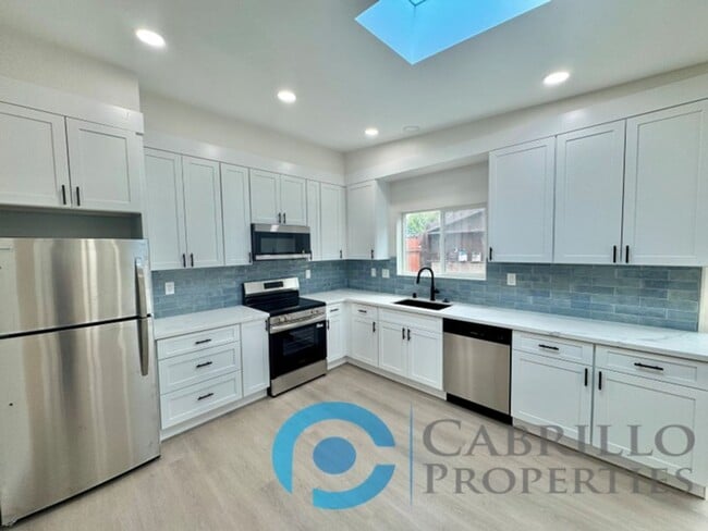 Modern 1 Bed / 1 Bath with Private Yard in... - Modern 1 Bed / 1 Bath with Private Yard in... House