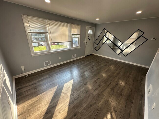 Photo - 565 Hunter Ave