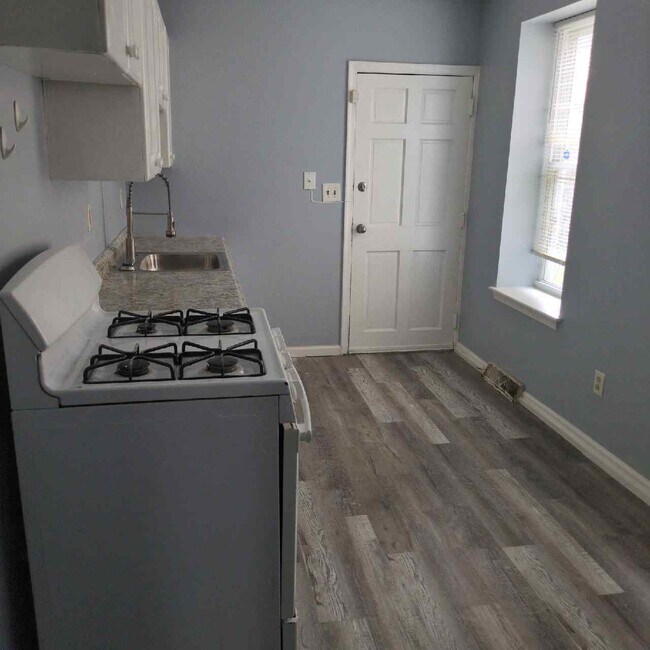 Photo - 842 N Madison St