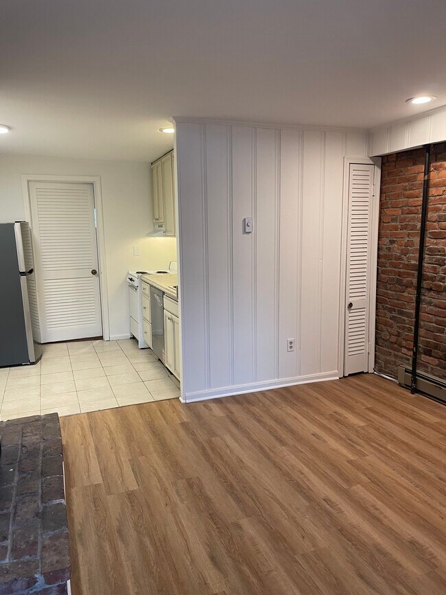 Photo - 32 1/2 8th St NE