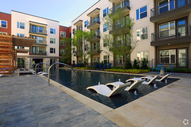 Swimming Pool - The Union at River East Apartments