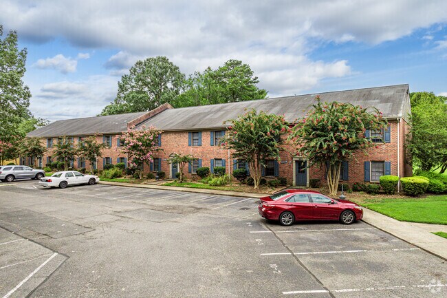 Photo - Colonial Point Apartments