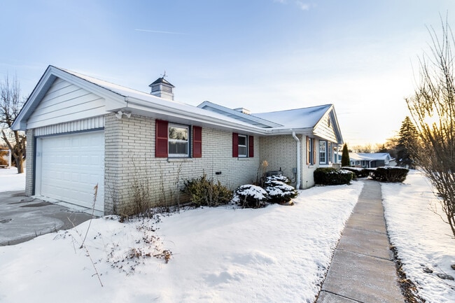 Photo - S68W12635 Bristlecone Ln