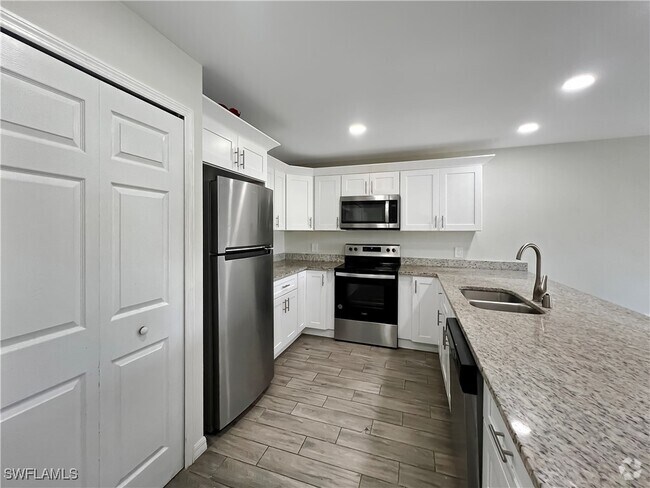 Building Photo - 1304 W 12th St Rental