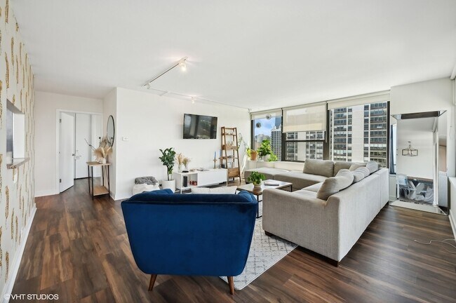 Photo - 1560 N Sandburg Terrace Unidad 2401