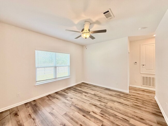 Photo - Spacious 2-Bedroom Duplex