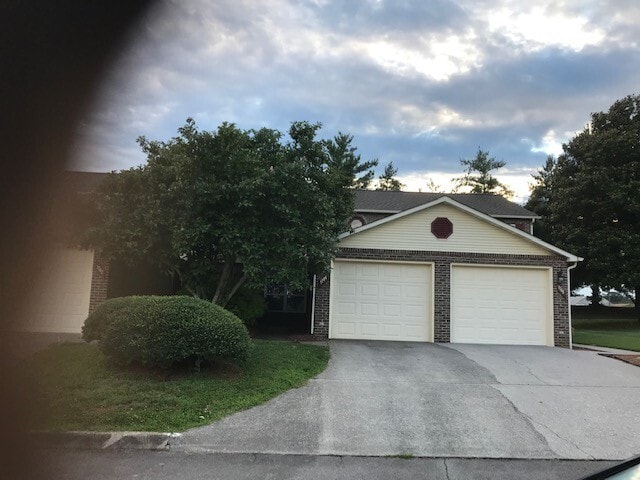 Building Photo - Maryville 37801 - 2 bedroom, 1.5 Condo with a 1-car garage - Contact Ed Johnson (865) 924-5045