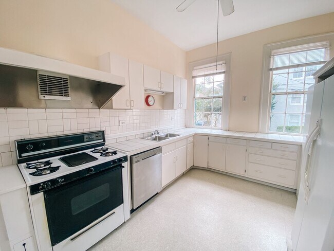 Photo - Gorgeous unit between Prytania and Magazine! Unidad A