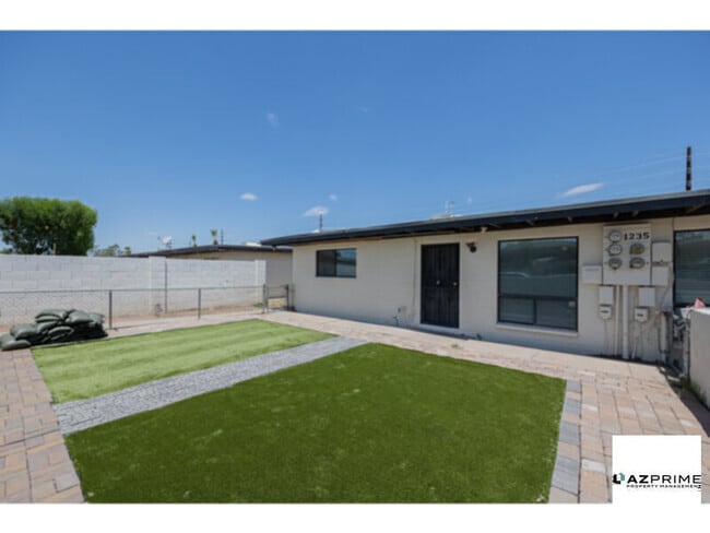 Building Photo - $795 OFF FIRST MONTH'S RENT MOVE IN SPECIA... Rental