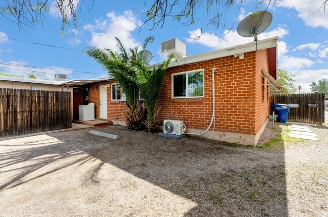 Building Photo - Recently Remodeled Gem! Steps Away from U of A Main Campus! Unit Main House