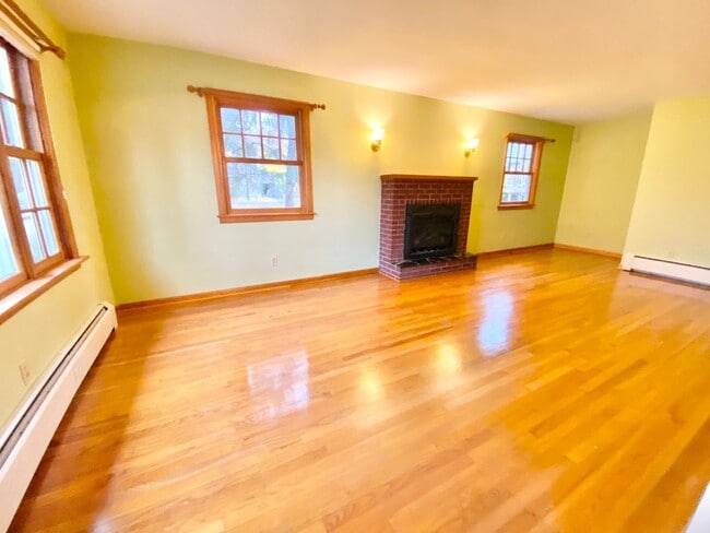 Photo - 4 Bedroom Home in Burlington VT Available NOW!