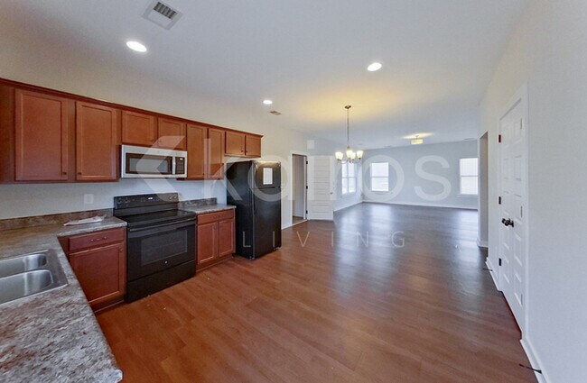 Photo - 464 White Oak Cir