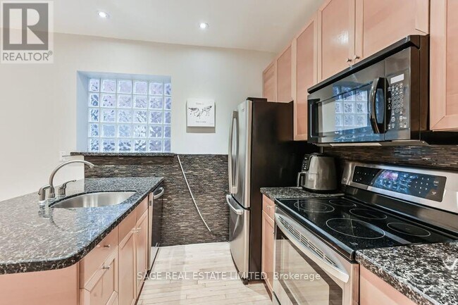 Photo - 650 Markham St