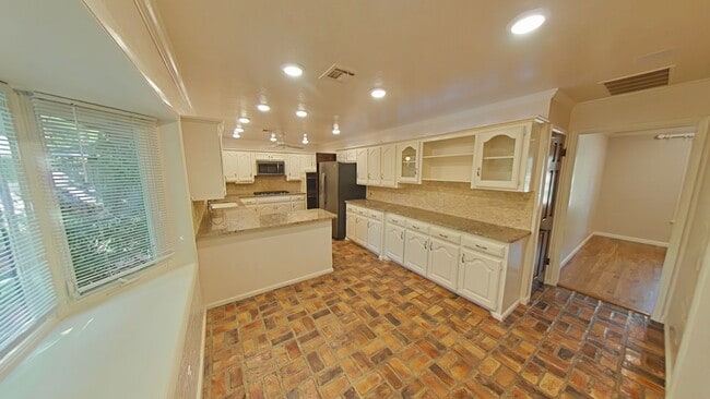 Photo - 709 NW Heinzwood Cir