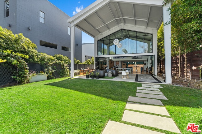 Building Photo - 548 Rose Ave