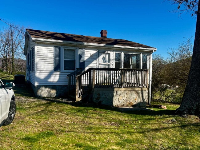 Building Photo - One Bedroom / One Bath Home on Large Lot