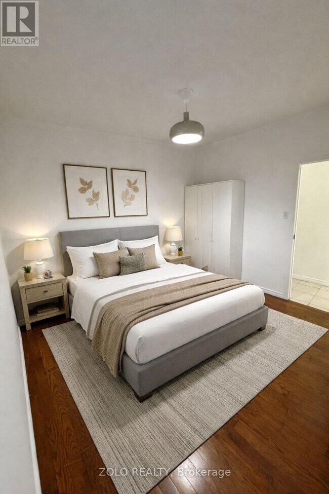 Photo - 968 Bathurst St