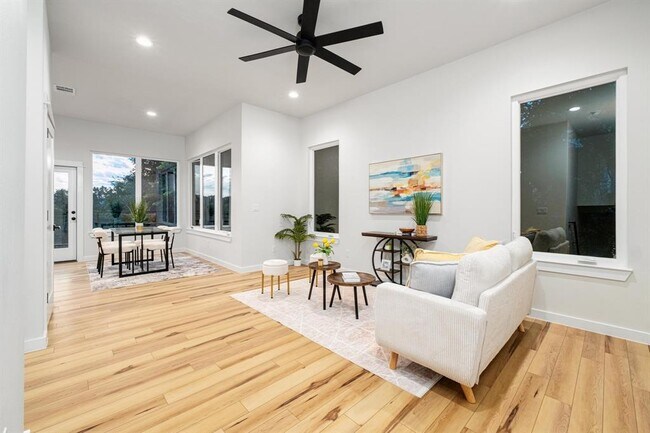 Photo - 2309 Montopolis Dr Unidad 3 Rental