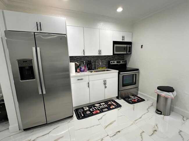 Building Photo - 6517 SW 18th St